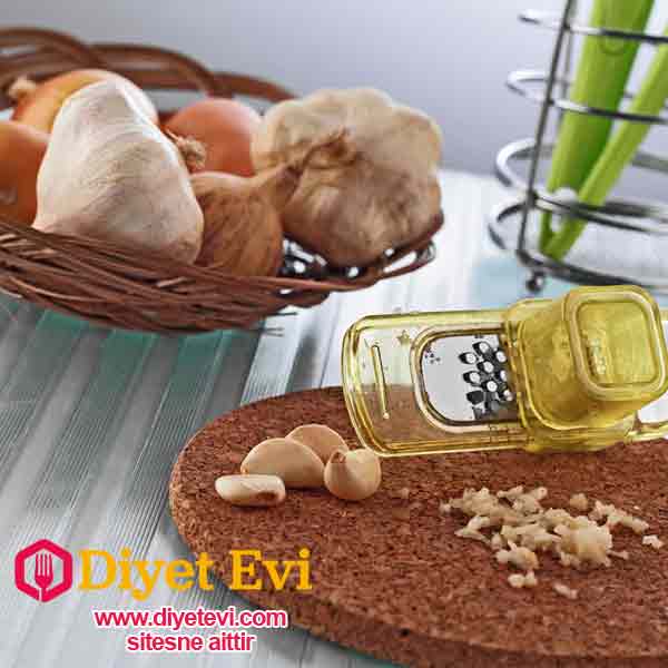 Peki beyin ve kalp için çok riskli olan bu yüksek kan basıncı ve yağlı yemekler sonucu kolesterolü tedavi eden doğal karışım yok mu ? Hipertansiyonun Belirtileri nelerdir: -Baş ağrısı, -Çarpıntı, -Nefes darlığı, -Yorgunluk, -Burun kanaması, -Yol yürüme ve merdiven çıkmada zorlanma, -Bazen çok sık idrara çıkma, -Gece uyurken uykudan kalkıp idrar yapma ve bacaklarda şişliktir. Kan basıncının çok yükseldiği durumlarda, çift görme, dilde peltekleşme, yüzde veya vücutta karıncalanma olabilir. Peki ne yapmak gerekir ? ----- Lütfen Okumaya devam etmek için görsele tıklayın ve 4. fotoğrafa geçin. -----