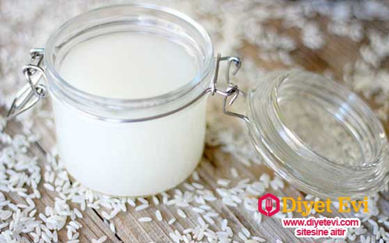 Pirinç sahip olduğu linoleik asit ve skualen ile ciltteki kollogen üretimini teşvik eden güçlü bir antioksidan kaynağıdır. Ayrıca skualen cildi güneşin zararlı ışınlarından da korur. İşte cildi yenileyen parlak ve pürüzsüz bir görünüme kavuşturan pirinç suyu tarifi. Tarif için fotoğrafa tıklayarak diğer sayfaya geçin.