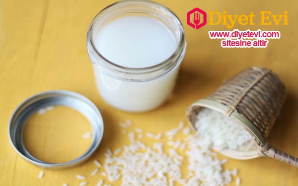 Pirinç, süt ve bal ile yüz maskesi tarifi: Malzemeler; 3 yemek kaşığı pirinç, 1 yemek kaşığı süt, 1 yemek kaşığı gerçek bal. Yapılışı: Pirinçleri bi bardak su ekleyerek kaynatın.Suyunu süzün ve bir bardağın içinde soğumaya bırakın. Soğuyan suya 1 yemek kaşığı süt ilave edin. Daha sonra balı da ekleyerek karıştırın . İyice karışan su süt ve bal karışımı artık yüzünüze uygulamaya hazır. Yüzünüze uygulanışı için görsele tıklayın ve diğer sayfaya geçin.