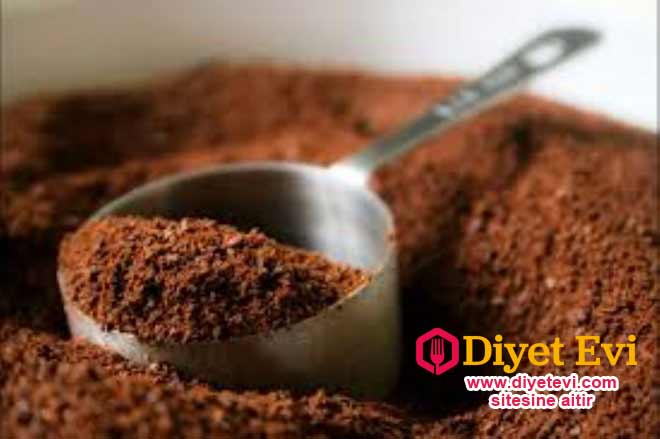 Doğal ürünlerle aynı kalıcı etkiyi vermek çok mümkün olmasa bile saçlara daha gür yapar ve daha az zarar verir. Ulusal kanser Enstitüsü saç boyalarında yaptığı araştırmada 5000’den fazla kimsayal madde tespit etmiştir.Kahvenin ise yararlı etkileri vardır ve tamamen doğaldır. Doğal bir kahve özü sanıldığından daha olumlu sonuçlar verir aynı zamanda da saç büyümesine yardımcı olur. 2007 yılında Uluslar arası Dermotoloji dergisinde yayınlanan makalede belirtildiği gibi kahve saç büyüme sürecinde çok etkilidir.Kahve ile saç nasıl boyanır okumak için görsele tıklayın ve 3. fotoğrafa geçin.