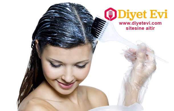 Kahve ile saç nasıl boyanır : Öncelikle doğal olduğuna emin olduğunuz kahve bulmanız gerekmektedir. Örneğin espresso doğal ve çok etkilidir. Çünkü bazı ucuz marka kahveler yapay kimyasal maddeler içerir. Kahve çekildikten sonra soğuması gerekmektedir. 2 çay kaşığı organik kahve, 2 su bardağı doğal saç kremi ve 1 fincan önceden hazırlanmış soğuk kahve. Bütün malzemeleri bir kapta karıştırın ve karışımı saç üzerine koyun. Yaklaşık 60 dakika saçta bekletilen karışım saçınıza çikolata rengi verecek ve saç kalitenizi de bozmayacaktır. Temizleme evresi nasıl yapılır okumak için görsele tıklayın.