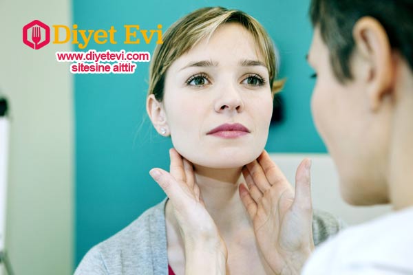 Muskat: Küçük ve düzenli olarak tüketildiğinde muskat metabolizmayı geliştirir ve tiroid bezlerinin işlevini düzeltir.Ayrıca enfeksiyon ve sıvı tutulumuyla savaşmak için birebirdir. Kan pıhtılarını önler ve cildinize bakım yapmaya yardımcı olur, cildin kurumasını ve esnekliğini kaybetmesini önler. Tarçın: Doğal baharatlar Doğa Ananın küçük hazineleridir, ve bunlar sağlık ve bakım için kullanılabilir. Şeker ve tuz kullanmadan, baharatlar tatları arttırabilir. Bu yüzden içeceklerinize her zaman tarçın ekleyin, çünkü bu baharat aynı zamanda tiroid bezlerini korumaya da yardımcı olur. Tarçın metabolizmayı hızlandırır. Enerji veren ve tiroid fonksiyonlarını uyaran bir baharattır. Tarçın ayrıca kan şekerini düzenler, böylece de genel görünümünüzü ve sağlığınızı geliştirmeye yardımcı olacaktır. Zencefil ve biline en iyi antioksidan olan kızılcık ile yapılan içecek tarifi için görsele tıklayın ve okumaya devam edin.