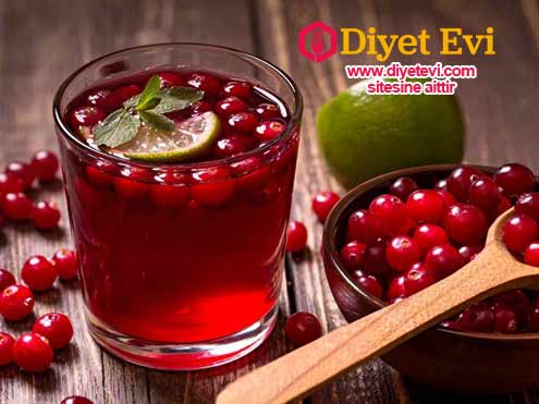 Kızılcık : Kızılcık insan için bilinen en zengin antioksidan yiyecektir. Sadece bu da değil, içeriğinde bol miktarda iyodin bulundurur. Yani hipertiroidizm sıkıntısı çekiyorsanız, en iyisi yukarıda saydığımız şeylerden uzak durmalısınız ve tiroid ile bağlantılı hastalıklardan korunmalısınız. İşte bu noktada 100 gram yani yarım bardak kızılcıktan yapılan bir içecekten daha iyisi yoktur. Zencefil : Evde taze zencefil kökü bulundurur musunuz? Eğer öyleyse, tiroid sağlığınız için harika bir doğal ilacınız var. Zencefil enfeksiyon ve ağrıyla savaşır, ve ayrıca enerji verir.Cilt sağlığı ve bakımı için muhteşem bir antioksidan özellik taşır ve ayrıca sindirimi de geliştirir. Eğer sık sık baş ağrısı çekiyorsanız veya sık sık yorgunluk duyuyorsanız, zencefil çayı içmeye özen gösterin. Bu durumlar üzerinde inanılmaz bir etkiye sahiptir ve ağrı kesicilerle benzer işlev görür. Şimdi sırada En etkili içecek nasıl hazırlanır tarif ve yapılışı var. Detaylar ve malzemeler için diğer fotoğrafa geçin.