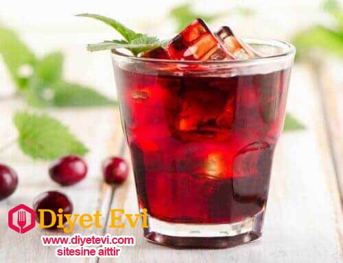 Doğal içeceğinizi nasıl hazırlayacaksınız? Malzemeler: 1 limonun suyu, Yarım kap (100 gram) kızılcık, 2 bardak su (400 ml), yarım çay kaşığı rendelenmiş zencefil kökü (2 gram), yarım çay kaşığı tarçın (2 gram), yarım çay kaşığı muskat (2 gram) .........Hazırlanışı: İlk olarak kızılcıkları iyice yıkayın ve mikserden geçirin. Tüm malzemelerinizin taze olması çok önemli, mesela zencefil kökü de böylece kolaylıkla rendelenecektir. Limonu sıkın. Sonra kızılcık suyunu, limon suyunu, bir bardak suyu ve baharatları miksere koyun. Tüm malzemeler iyice karışana kadar mikserden geçirin, sonra da bir kavanoza koyun. Geri kalan suyu da ekleyin. Bunu uyanıp hemen içmekte yarar var. İlk yarısını sabah için. İkinci yarısını da günün ana öğününden 15 dakika önce için. Bu doğal ve lezzetli içeceği haftada 2 veya 3 kez içmeye alışırsanız, tiroid bezlerinizi ve genel sağlığınızı iyileştireceksiniz.