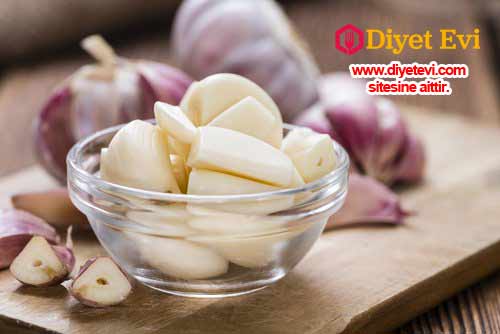 İşte Uçuklardan kurtulmak için bir gecelik tedavi : Bir diş sarımsağı kesin veya doğrayın, sonra da doğrudan uçuğun üstüne uygulayın. Eğer büyük bir uçuksa, bunu taze dişlerle yineleyin. Ilık suyla durulamadan önce 10 dakika boyunca uçuk üzerinde tutun. Bu tedavi biraz kaşıntı veya yanmaya sebep olabilir, ama bu belirtiler bir kaç saniyede kaybolacak, endişelenmeyin.Ayrıca, sarımsak bu uçukların sebep olduğu genel acıyı azaltabilir ve uçuğu bir kaç saat içinde ortadan kaldırabilir. Eğer tamamen gitmezse, bu tedaviyi gün içinde ve gece de uygulamaya devam edin.Bir diğer seçenek ise sarımsağı ezip bir macun haline getirmek, uçuğa uygulamak ve gece boyunca bir bandajla üstünü kapatmaktır. Sabahları, sarımsağı yıkayabilirsiniz ve uçuğunuzun ne kadar kuruduğunu görebilirsiniz.