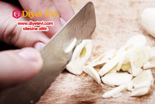 Bir daha çıkmaması için ne yapmalıyız: Son olarak, unutmayın ki uçuklar kişisel eşyaların ortak kullanımı yüzünden yayılır. Uçuğunuz iyileştikten sonra, yeni bir diş fırçası, ruj, dudak kremi, havlu ve ağzınızla temas eden diğer ürünleri almalısınız. Bundan önce kullandıklarınızın herpes virüsü taşıma ve yeni bir enfeksiyona yol açma olasılığı oldukça yüksektir. Ayrıca yeniden çıkışlarını önlemek için her zaman güneş korumalı dudak kremleri kullanın. Doğrudan güneş ışığına maruz kalmaktan kaçının, çünkü uçuklarınız bu şekilde geri gelebilir.