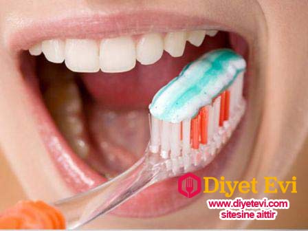 2-Diş Macunu:Diş macunları renkli boyalar, sakarin, floroid, sodyum sülfat ve probilen glikol içerir. Bu maddeler kansere neden olan maddelerdir. Bu etkilerden korunmak için ev yapımı nane esanslı bir damla sakızı yada kimyasal olmayan diş macunu (bitkisel içerikli) kullanın.Devam etmek için görsele tıklayın ve diğer zararlı ürüne geçin.