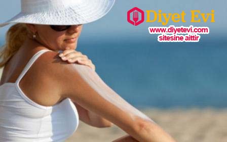 3- Güneş Kremi: Yaz aylarında kadınların %70 i makyaj altına güneş kremi uygular. Zaten zararlı olan makyaj malzemelerinin altına sürdükleri güneş kremi deri tarafından daha hızlı emilerek zararlı kimyasallar kana karışır. Bu durumda deri tümörleri ve lezyonlar gelişir. Cilt kanserine neden olur ve vücut zararlı toksinlerle depolanır. Ayrıca yapılan son araştırmalara göre güneşe maruz kalmak sanıldığı gibi zararlı değil aksine D vitamini almak için çok faydalıdır ve D vitamini cilt kanserini önlemek için birebirdir. Ayrıca paranızı bu zararlı ürünler yerine doğal botanik içerikli güneş kremlerinden yana kullanın.Devam etmek için görsele tıklayın ve diğer zararlı ürüne geçin.
