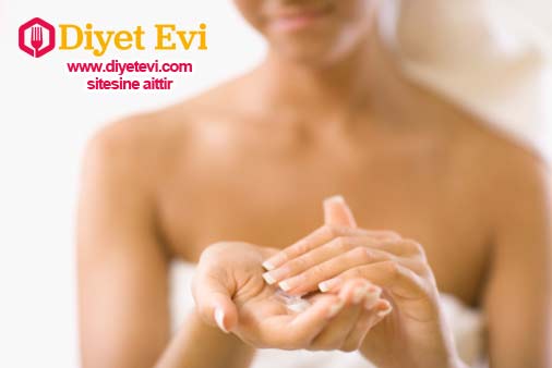 5- Nemlendiriciler: Bir araştırmaya göre Eucerin , Dermovan , Dermabase içeren nemlendiriciler deri kanseri riskini arttırabiliyor. Bu ürünler mineral yağ oldukları için ve arsenik, iyonizan radyasyon ve kömür katran içerdikleri için 23 farklı hastalık ve sağlık sorunlarına neden olmaktadır. Bu nedenle ticari nemlendiriciler yerine organik rafine edilmemiş ve soğuk preslenmiş Hindistan cevizi yağı kullanabilirsiniz.Devam etmek için görsele tıklayın ve diğer zararlı ürüne geçin.