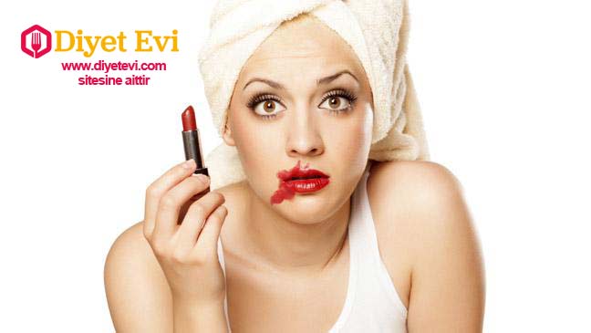 6-Rujlar: Ruj çok zehirli ve içeriğinde kurşun,katran, formaldehit, Propylparaben, polipropilen, damıtılmış petrol ve daha fazlasını barındırır. Bu nedenle her zaman organik olarak üretilmiş rujları tercih edin. Organik bir rujun fiyatı 40-50 tl den ucuz değildir.Devam etmek için görsele tıklayın ve diğer zararlı ürüne geçin.