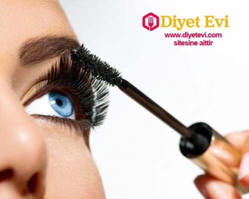 8- Rimel: Rimelin kokusunu hepimiz biliriz ki keskin bir kokudur. İşte bu koku aslında kansere neden olan çok sayıda toksik kimyasalların kokusudur. Rimel aleminyum, retinyl asetat, toksik polimer, petrolatum, ve damıtılmış petrol, formaldehit ve yaşlanmaya neden olan paraben gibi tehlikeli maddeler içerir. Ayrıca 6 aydan uzun süre kullanmadığınız rimeli direk atın. Organik sertifikası olan rimel markalarını kullanmayı tercih edin.