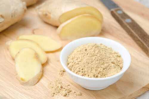 Eklem ağrısını geçirmek için öneriler: Pek çok kişi romatizma, artrit ve osteoartrit gibi hastalıkların neden olduğu eklem ağrılarından şikayetçidir. Bu ağrılar her zaman geçirilemeyebilir ancak çeşitli taktikler sayesinde ağrıların şiddeti azaltılıp yaşam kalitesini düşürmesi önlenebilir.Her zaman doktorunuzun önerilerine uymalı ve anti-enflamatuar alımını abartmamalısınız çünkü onların da zararlı yan etkileri olabilir. Bu yüzden size çeşitli doğal çözümler öneriyoruz! 1: Her gün zencefil: Yakın dönemde Miami Üniversitesinde yapılan bir çalışma, günde 2 kapsül zencefil tüketmenin eklem ağrısı ve enflamasyonuna iyi geldiğini ortaya çıkartmıştır. Zencefilin etkisi ibuprofenden hem daha faydalıdır hem de mide yanması ve dolaşım bozukluğu riski taşımaz. İster sağlık ürünü satan yerlerden ister marketlerden zencefil alabilirsiniz. Her gün, günde iki sefer bir yemek kaşığı zencefili bir bardak su ile tüketirseniz günlük önerilen miktarda tüketmiş olursunuz. Fotoğrafa tıklayarak diğer önerimize geçebilirsiniz.