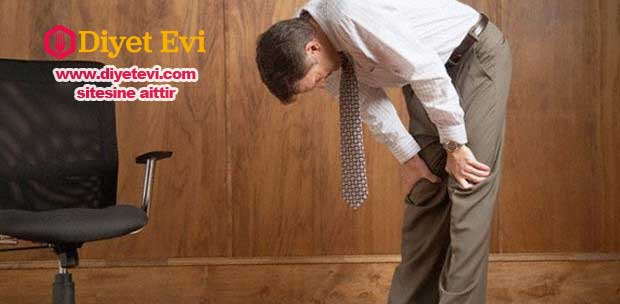 2-Yumurta Sarısı ve Sofra Tuzu: İnflamasyonu azaltmak (İnflamasyon: Enfeksiyonlar, travma, sıcak gibi faktörlere bağlı olarak çeşitli mikrobik ajanlar,toksinler ve doku harabiyetine karşı, hararet artması, kızarıklık ile karakterize iltihabi reaksiyon'a verilen isimdir.) Ağrıları azaltmak için iki çorba kaşığı tuz ve bir taze yumurta sarısını karıştırarak hamur haline getirin. Bu hamuru dizinize sürün ve bir streç film ile sarın.Hamuru en az 3 saat dizinizde tutun. Tuz dokularınızda ki ağrıları azaltır ve kas gevşetici özelliği vardır. Şişkinliği alarak sizi rahatlatacaktır. Yumurta sarısını deri kolayca emecek ve içindeki mineraller size iyi gelecektir. Üçüncü nedeni okumak için görsele tıklayın ve sıradaki fotoğrafa geçin.