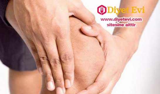 3-Hardal Yağı: Başka bir diz ağrısını azaltma yöntemi de hardal yağıdır. 2 çorba kaşığı hardal yağı dize masaj yapılarak sürülür ve etrafı streç film ile kapatılır ve en son üzerine bir havlu örtülür. Bu işlem kan dolaşımını arttırır ve acı - şişkinliği azaltır.dördüncü ve son nedeni okumak için görsele tıklayın ve diğer fotoğrafa geçin.