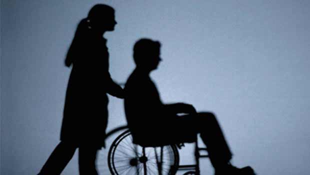8- Çabuk yorulma Felcin habercisi olan son belirti de yorgunluk. Çabuk yorulan kişiler uykularında felç geçirebiliyorlar ve bilinçlerini kaybedebiliyorlar. Eğer birinin felç geçirdiğinden emin değilseniz YKKZ testini deneyin. Y= Yüz: Kişinin suratı öne düşüyor mu? K: Kol: Kişi iki kolunu da havaya kaldırabiliyor mu yoksa bir kolunu daha mı güçsüz hissediyor? K: Konuşma: Kişinin konuşmasında bir gariplik var mı? Z: Zaman: Zaman çok önemli! Derhal ambulansı arayın! Felcin kişiden kişiye değişen farklı belirtileri olduğunu ve felç geçirme riski olan birinin bütün belirtileri göstereceğine dair bir kesinlik olmadığını göz önünde bulundurun. Yine de bu 8 belirtiyi göz önünde bulundurarak birilerinin hayatını kurtarabileceğinizi unutmayın!