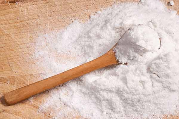 Eğer Kanser gibi bir hastalığınız varsa, Gidip dijital pH ölçer alıp idararınızı sabah akşam kontrol edip pH ı 8 in üzerine çıkarmanız ve bu seviyede en az 2 hafta tutmanız gerekir. Buna bağlı olarak karbonat içimi günde 5 - 6 çay kaşığı karbonatlı su içmeniz gerekebilir. 1 çay kaşığı karbonatlı suyu bir miktar içip yatağa yada kanepeye uzanıp 360 derece sağa sola dönerek haraket etmelisiniz . Bu haraketleri yaparken ara ara bardaktaki karbonatlı su tüketilmelidir. Diabet iyileşmez deniyor ancak geçiyor, bakın demekki geçiyormuş, Kanserin tedavisi yok deniyor ama bakın tedavisi varmış. Trombosit leri onkologlar yükseltemeyiz diye konuşurlarken bakın alkali hale gelince trombositler yükseliyormuş .. Eğer şu zamana kadar çok asidik beslendiyseniz, vücudunuz asit tutmuşsa ishal olup sıvi şeklinde wc'ye çıkarabilirsiniz. Ben abartarak 5 gün günde 5 defa içerek her gün 5 6 defa wc e gittim sırf asitli su çıktı. O 5 gün devamlı salatalık yedim, bitkisel beslenmeye ağırlık verdim. 6 cı gün normal sağlıklı bir şekilde dışarı çıktım ve vücut biriktirdiği asitleri attı, 10 cu gün laktik asitler eridi kuluçlar kalmadı. 15 ci gün sigara içtiğim için alt ciğerlerime nefes almakta zorluk çekiyordum ama nefes alma sorunum yoktu sadece derin nefes almakta zorluk vardı, o kalktı derin nefes alabilmeye başladım.