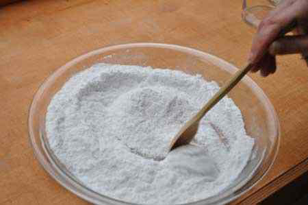 Eğer kanser hastasıysanız Önce gidip dijital pH ölçer alıp idararınızı sabah akşam kontrol edip pH ı 8 in üzerine çıkarmanız gerekir. Buna bağlı olarak karbonat içimi; günde 5 - 6 çay kaşığı karbonatlı su içmeniz gerekebilir. 1 çay kaşığı karbonatlı suyu bir miktar içip yatağa yada kanepeye uzanıp 360 derece sağa sola dönerek haraket etmelisiniz . Bu haraketleri yaparken ara ara bardaktaki karbonatlı su tüketilmelidir. Bol sebze ağırlıklı beslenmeye özen göstermelisiniz. Özellikle gün boyu acıktıkça salatalık yemenizi tavsiye ederim. Bütün hastalıkların temeli asid lenmemizden kaynaklanır. Eğer asidik olursanız, kanser dahil pek çok hastalığa yakalanırsınız. Eğer vücudunuzdaki su alkaliyse hasta olmazsınız. -Asla kola türü içecekleri tüketmemeniz gerekir. Bu içeceklerin hepsi asidik pH değeri 2,5 'tur. Sizi kimse bu içeceklere karşı uyarmaz. -Cipslerin içinde MSG vardır asla tüketmeyin, aşıların hepsi asidik'tir asla çocuklarınıza yaptırmayın. -Yapay tatlandırıcılardan uzak durun asla kullanmayın. Eğer karbonatlı su içtiğinizde ishal olursanız bunu bilin ki vücudunuz asitlerden kurtulmaya çalışıyordur. Bu iyi bir göstergedir. asitler atıldığında ishal biter. Ancak şunu da unutmayın; burada okuduklarınızı ve öğrendiklerinizi Doktorunuza danışarak uygulamanızda fayda var...