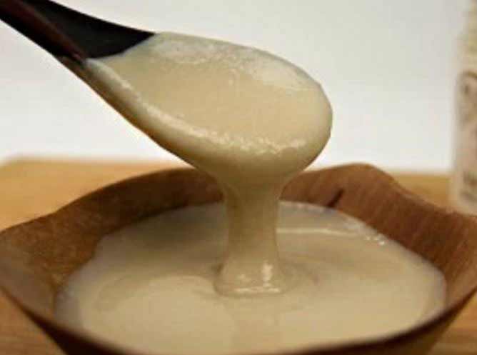 Hazırlanışı: 1- Muzları soyun ve plastik kaşıkla ezin (Muzları metal kaşıkla ezmeyin. Metal ile meyve temas ettiğinde, meyve çabuk bozulabiliyor ve sağlığınıza da zararlı). 2- Ezilmiş muzları seramik veya cam bir kâseye koyup üzerine ılık su ilave edin. 30 dakika dinlendirin. 3- Karışım soğuduktan sonra üzerine bal ilave edin. Karışımın iyice soğuduğundan emin olun çünkü bal, sıcak su ile temas etmesi halinde besleyiciliğini yitirecektir. 4- Öksürük ve bronşite karşı doğal karışımımız hazır! Günde dört kez en fazla 100 ml olması şartıyla karışımı için. Unutmayın ki karışımı haftada beş gün içmeniz gerekiyor ve verdiğimiz tarif sadece bir gün için. Pahalı ilaçlar almak yerine ev yapımı, doğal ve sağlıklı karışımı deneyin. Arkadaşlarınızla karışımı paylaşmayı ihmal etmeyin.