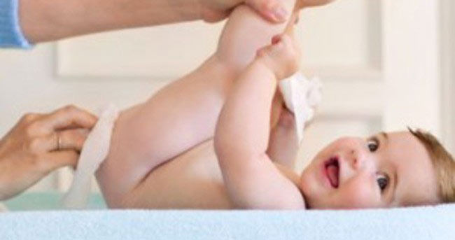 Pişik veya Egzama: Kalça bölgesi doğumun ilk aylarından itibaren çok fazla kızarır. Bu durumu küçük çizikler takip edebilir.İdrarında fazla üre ve bakteri olduğu için bebeğin cildi tahriş olmaktadır. Enfeksiyon durumunda bir doktora başvurmanız önerilir. Durumla karşılaşılması durumunda ise bebeklerin bezi sık sık değiştirilmeli ve bez değiştirilmesi sırasında bebeğin cildinin hava alması sağlanmalıdır.....Kaşıntılı Egzama: Bu tarz genelde deri iltihabı olarak geçmektedir. Deri iltihabı olduğu içinde yüz ve buruna da yayılır. Hatta göz kapaklarına bile sıçradığı vakalar olmaktadır. Kaşıntılı yüzünden deri kızarır ve pul pul dökülmeler görülür. Bu gibi durumlarda steroid krem önerilmektedir.Okumaya devam etmek için görsele tıklayın ve 3. fotoğrafa geçin.