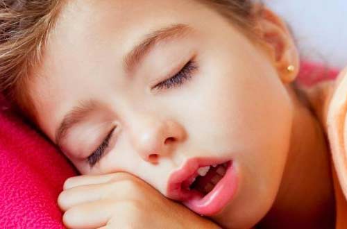 Sinüs Enfeksiyonu:Yutkunma ve nefes alma problemlerinizin sebebi sinüs enfeksiyonu olabilir. Bu da, uyurken salya akmasına neden olabilir. Ayrıca grip olduğunuzda durumunuzun daha kötü olduğunun farkına varabilirsiniz. Geniz yolunuzun tıkanmasının, ağzınızdan nefes almanızın ve ağzınızdan salya akmasının nedeni bu tıkanıklıklardır. Mide Ekşimesi ya da Reflü: Haddinden fazla salya akıtma nedenlerinden biri de mide ekşimesi ya da reflü olabilir. Ekşime, mide asitinin yemek borusunu uyarmasına neden olur. Bu aynı zamanda aşırı salya üretiminin de sebebidir.