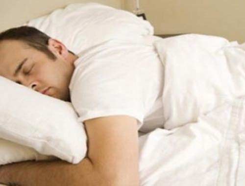 Bademcik iltihabı: Bademcikler boğazınızın arka kısmında bulunan bezlerdir. Bu bezler bazen iltihaplanır ve boğazınızda birikmiş olan salyaları yutmanızı engeller. Bu iltihaplanma salya akmasına neden olan bademcik iltihabı olarak adlandırılır. Ağız Yapısı Ağız yapınız da salya akmasına sebep olabilir. Bazı insanlar, uyurken dudaklarını kapatmakta zorlanır. Bu zorluk geniş bir dile sahip olmaktan, genişlemiş bademcikten, çapraşık dişlerden ya da şişmiş geniz etinden olabilir.