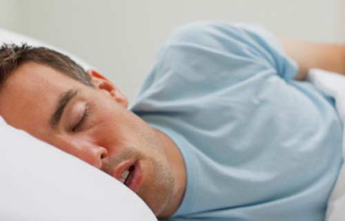 Diğer Sebepler Hamileliğin yan etkisiyle oluşan reflü ve mide bulantısı Yüksek asit içeren diyetler Mononükleoz MS Hastalığı Parkinson Hastalığı Ruh ve sinir hastalıkları. Uyurken Salya Akması Nasıl Önlenir: Uykudayken ağzınızdan salya akması bilinmeyen bir sağlık probleminden olabilir. En iyi tedavi yöntemini bulmak için öncelikle sorunu belirlemelisiniz. Zaman kaybetmeden alerji, zehirlenme, sinüs enfeksiyonu, bademcikler, diş problemleri ya da ruh ve sinir hastalıkları gibi hastalıkların tedavisi için doktora görünmeniz önemlidir. Aşağıda uyurken salya akmasının önüne geçmek için bazı basamaklar bulunuyor.