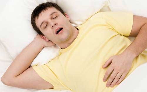 Sırtüstü Uyumak: Sırtüstü uyumak güzel bir fikir çünkü sırtüstü uyumak salyanın, boğazınızdan gitmesi gereken yer olan aşağıya doğru akmasını sağlar. Kendinizi sıkıştırmak güzel bir fikir, böylece uyurken yön değiştiremezsiniz. Sırtüstü uyumaya başlayın ve durumunuzda önemli bir gelişme olduğunu fark edeceksiniz. Başınızı Destekleyin Gece uyurken başınızı destekleme size yardımcı olabilir. Vücudunuzu dikey olarak desteklemek salya akıtacak olan ağzınızın kapalı tutmaya yardımcı olacaktır.