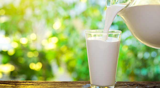 3. Süt ve süt ürünleri ile glutenden uzak durun: Sedef hastalığı ayrıca ne yediğinizle yakından alakalıdır, özellikle de gıda hassasiyetiyle. Sedef hastalığı olan insanlar farkında olmadan gıda hassasiyeti yaşıyor olabilir çünkü bunların belirtileri migren, baş ağrısı, sindirimde bozukluk, bağırsak problemleri, anksiyete ve stres gibi sorunlarla karıştırılır. En bilinen yaygın gıda hassasiyetleri tahıllı gevreklerdeki gluten ve sütte laktoza bağlıdır. Sizlere bir ay boyunca bu gıdaları beslenme programınızdan çıkarmayı öneriyoruz. Sonrasında durumunuzun gelişip gelişmediğini iyice gözlemleyin. Galeriye devam etmek için görsele basın ve sonraki fotoğrafa geçin.
