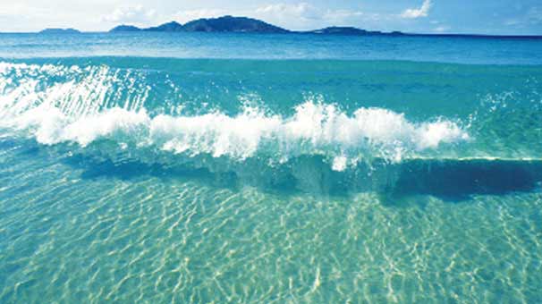 5. Deniz suyundan faydalanın Deniz suyu hem ağızdan alındığında hem de bölgesel uygulandığında mucizevi olabilir. Yüzme fırsatı olan insanlar yüzmenin onlar için ne kadar yararlı olduğunu bilirler. Hem sedef hastalığı ile savaşmak hem de saçların ve cildin sağlığını geliştirmek için çok iyidir. Eğer bunu olduğunuz yerde yapamıyorsanız, bir sprey şişesiyle en azından günde bir kez olmak üzere cildinizin etkilenmiş bölgelerine sıkmak için deniz suyu alın. Ayrıca yemek yaparken kullandığınız iyotlu tuz yerine deniz tuzu ile yemek pişirmeye özen gösterin. Galeriye devam etmek için görsele basın ve sonraki fotoğrafa geçin.