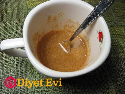 Yapılışı: Bal ile unu karıştırın, Zeytinyağını ve zencefili ekleyin, tekrar karıştırın. Sonuçta oluşan karışımı peçeteye koyun ve tül ile sarın. Göğsünüze ya da sırtınıza yapışkan bant ile yerleştirin. Eğer bir çocuk için bunu yaptıysanız uykudan önce 3 saat boyunca bunu tutmalıdır. Yetişkinler gece boyunca tutabilirler, ancak bilmelisiniz ki zencefil sargısı, normalde terlediğinizden çok daha fazla terlemenize neden olur. Zencefil sargısının hiçbir yan etkisi yoktur, ancak çocuklar hassas ciltlere sahip oldukları için çok daha dikkatli hazırlanmalıdır.Zencefilin faydalarına geçmek için görsele tıklayın ve son fotoğrafa geçin.