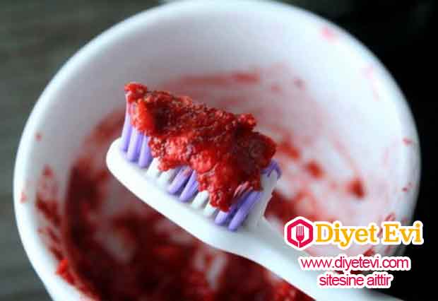 Aktif karbon: Son zamanların çılgınlarından biri de aktif karbon ile diş beyazlatma furyası. New Jersey'li diş hekimi Joseph Banker, aktif karbonun diş beyazlatmada inanılmaz etkili olduğunu belirtiyor. Az miktarda aktif karbon ve suyu karıştırıp dişleri fırçalarsanız beyazlatma etkisini göreceğinizi iddia ediyor. Tabii ki ağzınızı karbon tamamen gidene kadar durulamak ve asla yutmamak gerekiyor. Çilek macunu: Çilek, malik asit içerir. Bu asit, kahve, şarap ve çay lekelerine karşı muhteşem bir etkiye sahiptir. 2 çileği ezin ve karbonat ile karıştırıp 5-7 dakika dişlerinizi fırçalayın. Her gün kullanmamanızı öneririz.