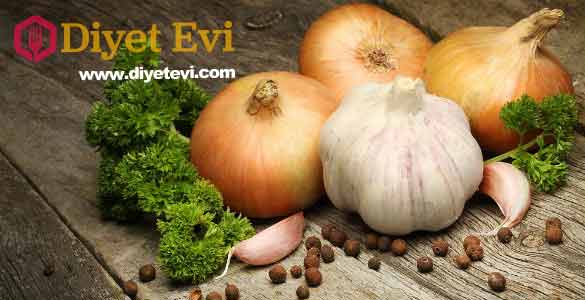 Vücuttaki enfeksiyonu ve parazitleri öldüren en güçlü doğal antibiyotik Kürü nasıl kullanacaksınız: karışımdan birkaç yudum alıp gargara yapın birkaç saniye. Günlük bir çorba kaşığı almak bağışıklık sistemini güçlendirmeye ve soğuk algınlığına karşı korumaya yeterlidir. Tadına alışana kadar az az içmekte fayda var. Daha güçlü hastalıklar için günde 5-6 defa bir çorba kaşığı alabilirsiniz. Hamileler ve çocuklar için (daha küçük dozları kullanın!) Güvenlidir, çünkü maddeler doğaldır ve hiçbir toksin içermez. Vücuda yaptığı etkiyi öğrenmek için görsele tıklayın ve 5. fotoğrafa geçin.