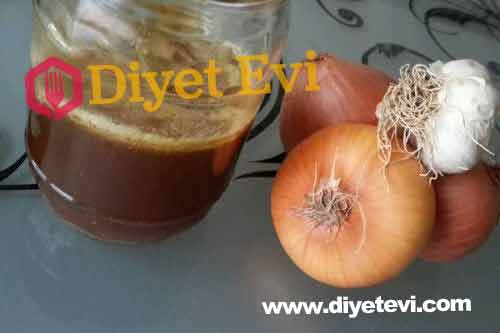 Vücuttaki enfeksiyonu ve parazitleri öldüren en güçlü doğal antibiyotik Sağlığa faydaları • Sarımsak: sağlıklı bakteri seviyesini arttırır. Güçlü bir doğal antibiyotiktir. • Soğan: Sarımsakla ikili olunca, vücudu koruması maksimum seviyeye çıkıyor. • Yaban turbu: Çoğu doktor kabul ettiği üzere, sinüs kanallarını açar. Grip ve soğuk algınlığını geçirir. • Zencefil zerdeçal biber: Tam bir anti kanserdir. Vücuda sayısız faydaları vardır. • Elma sirkesi: Tıbbın babası olarak anılır. Sağlık uzmanları, insanların yaşlandıkça daha fazla kalsiyuma ihtiyaç duyduğunu kabul ediyor. Bu da elma sirkesinde fazlaca bulunuyor. Potasyum açısından da zengin.Kilo verdirir.Eklem çevresindeki ürik asitleri atar. Kabızlığa karşı etkili. Saç dökülmesine karşıdır. Doğal antibiyotik kullanarak sağlığınızı koruyun! Sağlıklı mutlu günler dileriz.Bu önemli bilgiyi lütfen paylaşalım.