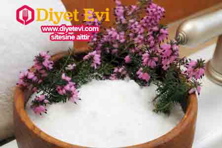 Kaya tuzu: Bir diğer doğal tedavi yöntemi ise kaya tuzudur. İçerdiği magnezyum ile damar yollarında kanın pıhtılaşmasını engelleyerek iltahap oluşumunu azaltıcı etkisi vardır. Günlük olarak aldığınız kaya tuzunun yanında kaya tuzu ile ellerinizi ovuşturmak da çok etkili bir yöntemdir. Bir avuç Kaya tuzunun içine ılık ardıç yağı ve rezene yağını karıştırın, Tuz eriyince ellerinize masaj yaparak sürün , günde 15 dakika bu işlemi yapmanız 10 gün içinde etkisini gösterecektir.Unutmayın ki kaya tuzu kas ağrısına ve kas kramplarına da çok faydalıdır. Patates tedavisi için görsele tıklayın ve son fotoğrafa geçin.