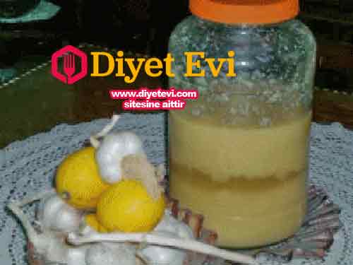 Bu tarifi hazırlamak için kullanacağımız malzemeler, görüşünüzü geliştirecek ve gözler çevresindeki cildi gençleştirecektir. Bu karışımdaki malzemeler tamamen doğal ve antik zamanlarda, örneğin miyop gibi hastalıklarda görme düzeyini arttırmak için kullanılan maddelerdir. Bu tarifi hazırlamak çok kolaydır ve çok ekonomiktir ve gözlerinizi iyileştirmenin yanı sıra cildinizi yumuşak, besleyici ve ipeksi hale getirecektir. Saçlar için mükemmel, saç dökülmesine karşı karşı etkili ve saça parlaklık veriyor. Görme bozukluğuna iyi gelen bitkisel kür için Gerekli malzemelerimiz: 10 çorba kaşığı bal 3 diş sarımsak 4 limon 200 gr keten tohumu yağı Malzemeleri temin ettiyseniz görsele basarak 4. fotoğrafa, yapılışına geçelim.