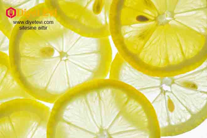 Haşlanmış limon nasıl hazırlanır Haşlanmış limon içeceği için ilk yapmanız gereken limonların kabuklarını soyun ve suyunu sıkın. Posasını ve kabuklarını atmayın daha sonra içine ekleyeceğiz. Ardından blendır ile sarımsakları, zencefili iyice parçalıyoruz. Limon suyunu, ve blendırdan geçirdiğimiz malzemeleri bir tencereye ekleyip iyice karıştırıyoruz. Ayrı bir tencerede ise 2 litre suyumuzu, ilk başta arta kalan limon kabuklarını ve posasını ekleyip kaynatıyoruz. Su fokurdamaya başladığında üzerine blendır ve limon suyundan elde edilen karışımı ekliyoruz. Karıştırmaya devam ediyoruz. 5-10 dakika bu şekilde devam ettikten sonra kapağını kapatıp soğumaya bırakıyoruz. Tarifimiz hazır, okumaya devam etmek ve son görsele geçmek için tıklayın.
