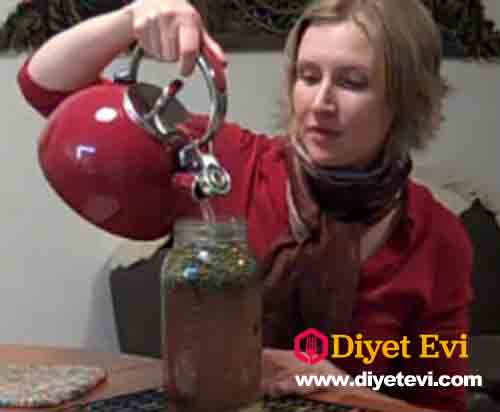 Hazırlama metodu: Tüm malzemeleri karıştırın ve karışımın üzerine sıcak su dökün, üzerini kapatın ve en az on dakika bekletin. En iyi sonuç için 14 gün boyunca bu karışımdan günde 2-3 bardak içmek tavsiye edilir. Bu kadar basit! Peki bu karışımdaki malzemeler ne işe yarar? Sarı kantaron bitkisinin faydaları; • Bağırsaklarda oluşan solucanların dökülmesini sağlar • Menopoz döneminde rastlanılan sıkıntıları hafifletir • Grip sorununda etkisi görülmektedir • Kanser döneminde uygulanılan ilaçlara ek olarak sarı kantaron hapı eklenmesi iyileşme sürecini hızlandırmaktadır. Özellikle de kanserin meydana çıkma sebebi olan tümörün ortadan kaldırılmasında ve yok olmasında çok etkilidir • Ciltte bulunan sivilce ve aknelerin giderilmesi için çayı veya lapası kullanılmalıdır. Sarı kantaron çayını soğutup veya ılıtarak yüzünüzü yıkayabilir ve bakımı sağlayabilirsiniz. Yonca otu ve Ahududu yaprağı Faydalarını okumak için görsele basarak devam edin .