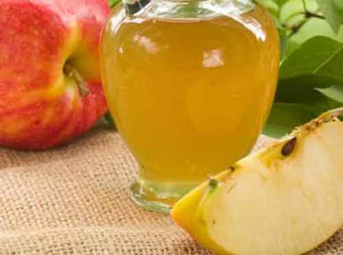 Elma sirkesinin faydaları Ağız kokusunu giderir Antibakteriyel içeriği ağız kokusuyla savaşır. Ağzınızı günde en az bir kere elma sirkesiyle çalkalayın. Kilo vermeye yardımcı Elma sirkesinde bulunan asetik asit açlık hissini ve su kaybını azaltıyor. Elma sirkesi aynı zamanda yağ yakımına yardımcı oluyor. Salatalarınıza iki kaşık ekleyerek elma sirkesini hayatınıza dahil edebilirsiniz. Sağlıklı saçlar Elma sirkesinin faydaları arasında saçlara iyi gelmesi de vardır. Boş bir şampuan kutusuna yarım kaşık elma sirkesi ve bir bardak su koyun. Haftada birkaç kere şampuandan sonra saçlarınızı bu karışımla durulayın. Boğaz ağrısına iyi gelir Virüs karşıtı ve antibakteriyel özelliğiyle boğaz ağrısında kullanılır. Elma sirkesiyle gargara yaparak ağrıyı hafifletebilirsiniz.