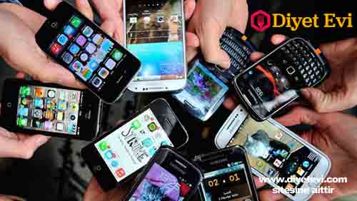 Görüşme sırasında radyasyon miktarını yüzde 90 azalttığı için mutlaka kablolu kulaklık kullanılmalı. Bluetooth değil özellikle kablolu olmalı. Hem arama yaparken hem de cevap verirken karşı tarafla iletişimin açılmasını bekleyip konuşma açılmadan cep telefonunu kulağımıza götürmememiz gerekir. Telefonun çalma anı en fazla radyasyon yaydığı andır. Çünkü o anda telefon baz istasyonuna bağlanmak için aşırı bir güç kullanmaktadır. Günde en fazla 30 dakika cep telefonu ile konuşmak gerekiyor. Günde 30 dakikadan fazla konuşmak beyin tümörü gelişimini yüzde 50’den fazla artırıyor. İşi gereği her gün 3-4 saat konuşanlar oluyor. Bu kişilerde beyin tümörü ihtimali, diğer kişilere göre yüzde 50 daha fazla. Telefonu hangi kulakta kullanmalıyız sağ mı sol mu öğrenmek için tıkla ve 5. görsele geç.