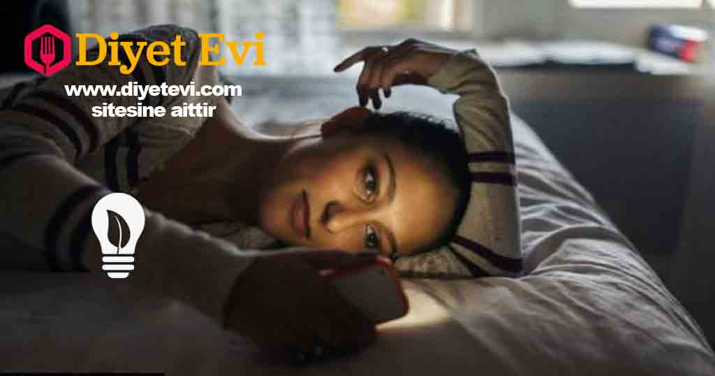 Yatmadan önce yatakta telefon kullananlar Yatmadan önce bilgisayar ve telefon kullanmayın. Çünkü yatmadan önce yatakta telefon kullananlar büyük sağlık sorunları yaşıyor. Uyku saatleri ve hormonlar üzerine yapılan bir araştırmada elektronik cihazların çıkardığı yapay ışıkların melatonin hormonu üretimini engellediği ve vücudun bağışıklık sistemini zayıflattığı, hormon üretimini yavaşlattığı görülmüştür. Vücudun tam karanlık bir odada uyku halinde olması gerekiyor fakat gece yattığınız zaman elinizde telefon ve bilgisayar ile yatakta uyumayı beklemek bütün vücut sistemini alt üst ediyor.