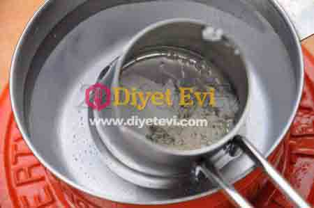 Hazırlanış: Hindistancevizi yağıyla balmumunu benmari usulüyle eritip ocaktan alın. Diğer yağları ekleyip karıştırın. Kapaklı bir kavanoza alıp soğumaya bırakın. Kullanım: Soğuk algınlıklarında, öksürükte, günde 2-3 kez göğsünüze, sırtınıza ve boynunuza sürün. Veya 1/2 litre sıcak suyun içinde 1-2 çay kaşığı merhem eriterek buharını soluyun. Uyarı: Çocuklarda yüz bölgesine sürmemeye, burun ve gözlere kaçırmamaya dikkat edin. Açık yaralara sürmeyin. Zencefil sarımsak bal tarifi için görsele tıklayın ve 4. fotoğrafa geçin.