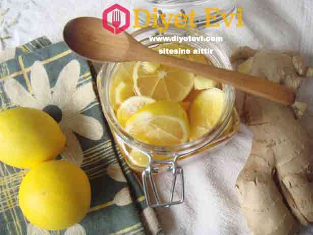 İkinci yol, zencefil su kaplaması yapmaktır 100-140 gram taze zencefili veya 30-40 gram kuru zencefili öğütün ve bir havluya koyun. havluyu ılık su dolu bir kaba koyun ve 5 dakika kaynatın. Zencefil su kaplamasını kullanırken suyun sıcak olduğundan emin olun. Havluyu sıcak sudan çıkartın, fazla suyu boşaltın ve etkilenen bölgeye koyun. Uyguladığınız bölgeyi sıcak tutmak için kaplamayı kuru bir bezle tekrar üzerinden sarın. Zencefil suyunun kaplamasını her 5 dakikada bir, en az 3 kez değiştirmelisiniz. Ağrılı alanları masaj yaparak dolaşımınızı iyileştirmek için aynı suyu kullanabilirsiniz. Zencefil su kaplaması, romatizma, artrit, diş ağrısı, astım, eklem ağrısı, bel ağrısı, menstrüel ağrı, boyun sertliği ve böbrek taşı ağrısı için son derece yararlıdır. Yağ yakıcı zencefilli içecek tarifi için görsele tıklayın ve 3. Fotoğrafa geçin