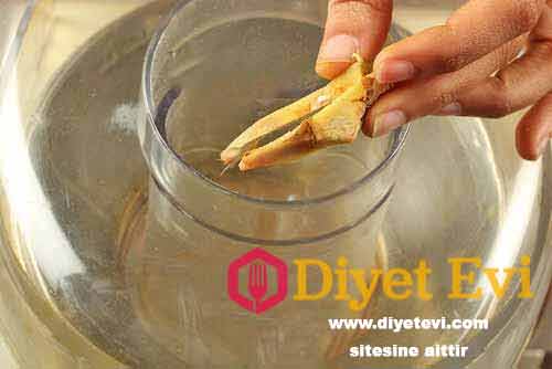 Yağ yakıcı zencefilli içecek tarifi Zencefil suyu: Zencefil diyet sırasında çok etkili bir yiyecek. Sindirime yardımcı olur, yağ yakımını artırır ayrıca metabolizmayı %20 hızlandırarak toksinlerin vücuttan atılmasını kolaylaştırır. Zencefil ayrıca cildin genç kalmasına yardımcı olur. Yüzünüzü haftada bir zencefil çayıyla yıkayın, farkı göreceksiniz. Hızlı incelten ve yağ yakan içecek tariflerimizde zencefil ön planda. Hazırlanışı Bir zencefil kökünü ince ince dilimleyin. Sıcak su koyduğunuz termosun içerisine atın ve zencefilin demlenmesini bekleyin. Tüm gün boyunca bu karışımı her yemekten yarım saat önce bir miktar için. Bu içecek kısa zamanda kilo vermek isteyenler için ideal. Alternatif tarif için görsele tıklayın ve son fotoğrafa geçin.