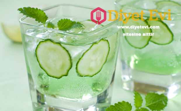 Zencefilli İçecek Malzemeler 1 çay kaşığı rendelenmiş zencefil 1 salatalık 1 limon 1 lime 1-2 nane yaprağı 700 ml su Zencefilli İçecek Hazırlanışı Salatalığı soyun ve ince ince dilimleyin. Sonra limon, lime ve zencefili de aynı şekilde dilimleyin. Bütün malzemeleri 2 litre suya nane yapraklarıyla birlikte ekleyin. Gece boyunca buzdolabında bekletin. Her gün 3 bardak, özellikle sabahları aç karnına ve yemeklerden önce için.