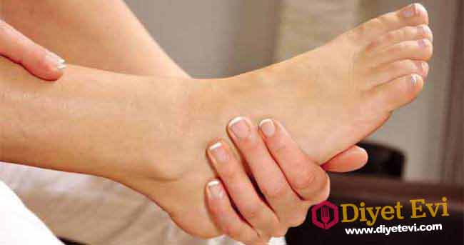 Ayak Mantarı İçin Tentürün Uygulanması; Öncelikle bu uygulamayı yatmadan önce yapmanız daha iyi olacaktır. Ayağınızı ılık ve sabunlu suyla bir defa yıkayınız. Daha sonra ayak mantarı için tentürün uygulanacağı yerlerdeki ölü derileri temizleyiniz. Kıvrılmış bir bez parçasını ayak parmaklarınızın arasındaki ölü deri kullanılabilir. Ayak parmaklarındaki ölü derinin temizlenmesinden sonra tentür bir pamuğa emdirilerek Ayak mantarının olduğu yerlere pamuk yerleştirilir. Bu işlem bütün enfeksiyon bölgeleri için uygulanır. Önemli not; Bu uygulanan pamuklar 2-3 saatten fazla ayakta durdurulmamalıdır. Ayrıca ayak pamuklar alınır alınmaz yıkanmamalıdır. Yaklaşık 3-4 saat sonra ayakların yıkanması daha iyi sonuçlar için gereklidir. Not2; Bu işlem 3-4 gün aralıklarla 15 gün boyunca sürdürülür. Ardından 2-3 ay kadar beklenir şikayet tekrarlarsa aynı işlemler yenilenerek tedaviye devam edilir. Aynısafa bitkisi ile ayak mantarı tedavisi için görsele tıklayın ve 5. fotoğrafa geçin.