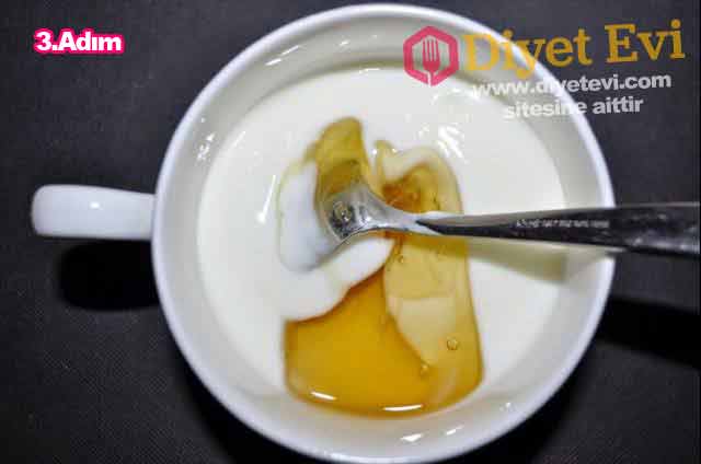 Malzemeler 5 aspirin 1 yemek kaşığı yoğurt 1/2 yemek kaşığı bal Nasıl uygulanır? Aspirini ufalayın ve diğer malzemeler ile iyice karıştırın. Maskeyi etkili şekilde uygulayabilmek için öncelikle yüzünüzde gözenekleri açın. Bunun için de bir bezi ılık suya batırıp yüzünüze koyun. Yüzünüzü kuruladıktan sonra bu karışımı uygulayın. Yarım saat cildinizde bekletin. Ilık suyla çıkartın. 3. maske için resme tıklayıp devam edelim.