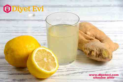 Yapılışı : —————– *Limonları yıkayın kabuğu ile beraber doğrayın *Sarımsakları soyun *Zencefili dilimleyın *Hepsini Blendırda biraz su ile iyice karıştırın *( blendıra konacak su 2 litre su içinden alınacak ) *Bu karışıma 2 litre su konacak bir kapta ısıtılmaya başlanacak Devamlı karıştırılacak kaynamaya başlayınca hemen ocak kapatılacak, soğuyunca orta boy süzgeçten süzülecek. (geniş delikli süzgeç) Cam şişede buzdolabında saklanacak. Kullanımı ve faydaları için tıklayın ve 4. fotoğrafa geçin.