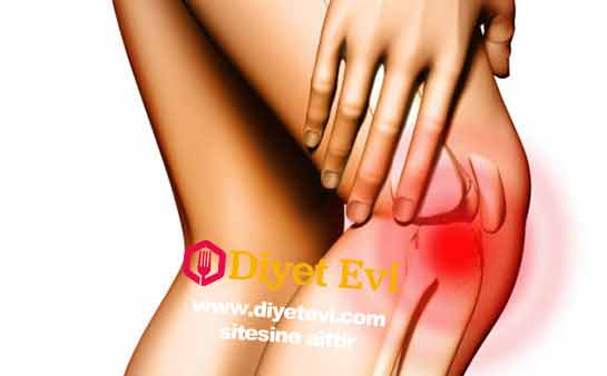 Diz ağrısı ve eklem ağrısını 3 günde kesen karışım için malzemeler: 1 su bardağı taze portakal suyu 1 su bardağı yulaf ezmesi 1 su bardağı içme suyu 1 çay kaşığı tarçın 2 su bardağı doğranmış ananas 1 muz 1 yemek kaşığı organik bal Yarım su bardağı dövülmüş badem Gerekli malzemeleri temin ettiyseniz artık yapılışına geçelim. Görsele tıklayın ve yapılışına geçin.