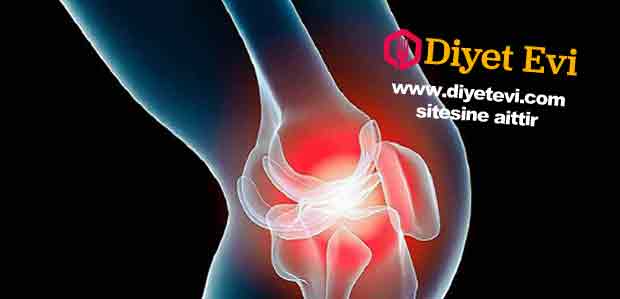 Diz ağrısı ve eklem ağrısını 3 günde kesen karışımın yapılışı Yaklaşık 10 dakika kadar süre ile yulafı suda pişirin ve soğumaya alın. Sonra pişmiş yulafı blendırdan geçirin ve üzerine ananas, portakal suyu, badem, tarçın ve balı da katarak blendırda karıştırmaya devam edin. Karışımın daha ince olmasını istiyorsanız zevkinize göre su ekleyebilirsiniz. Bir ay boyunda yatmadan önce geceleri bir bardak ve sabahları bir bardak olmak üzere 3 gün boyunca devam edin. 3 gün sonra şikayetlerinizin azaldığını hissedeceksiniz ve 1 ay sonunda eklem ağrılarınız, diz ağrılarınız son bulacak. Bu şifalı ve faydalı bilgiyi paylaşarak daha fazla insanın görmesini sağlamanız bizim için en güzel teşekkürdür. Sağlıklı günler dileriz.