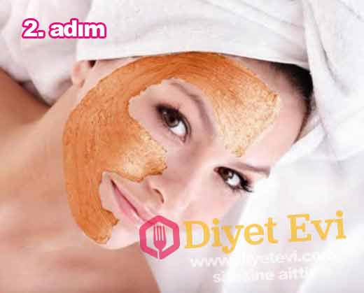 Portakal kabuğu rendesi, kir ve ölü cilt hücrelerini cildinizden temizleyen doğal peeling ajanı olarak kullanılabilir. Sonuç olarak, siyah nokta ve beyaz nokta oluşumunu da önleyecektir. Aynı zamanda akne oluşumunu azaltma yeteneğine de sahiptir. 1. Eşit miktarda yoğurt ve portakal kabuğu rendesini birbirine karıştırın. 2. İyice karıştığında nazik dairesel hareketlerle yüz ve boynunuza sürün 3. 15-20 dakika bekleyin 4. Ardından kuru ellerle sürdüğünüz yerleri ovun Bu çözümü her gün yaparak siyah ve beyaz noktalardan kurtulabilirsiniz. Önleyici önlem olarak haftada bir de yapabilirsiniz. Diş beyazlatma yöntemine geçmek için görsele tıklayın.